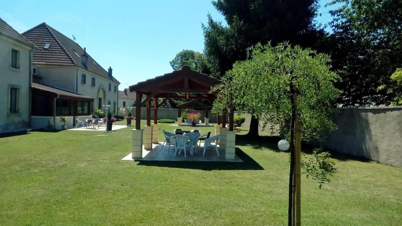 Le Domaine Des Papillons Otel Beaujeu-Saint-Vallier-et-Pierrejux Dış mekan fotoğraf